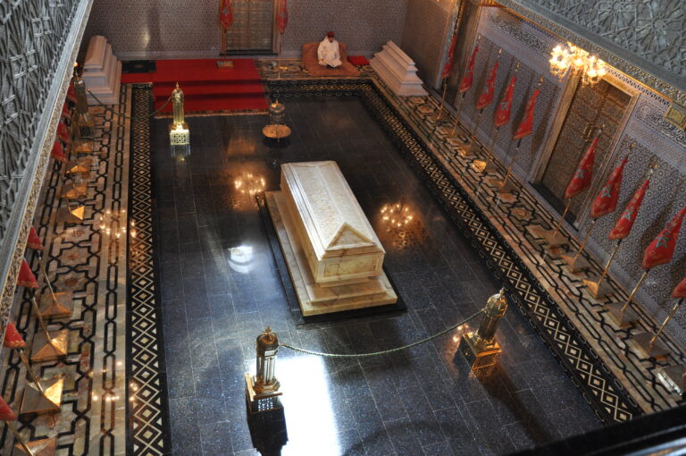 Interior_of_the_Mausoleum_Mausoleum_of_Mohammed_V_with_a_Koran_reader_(5508503031)